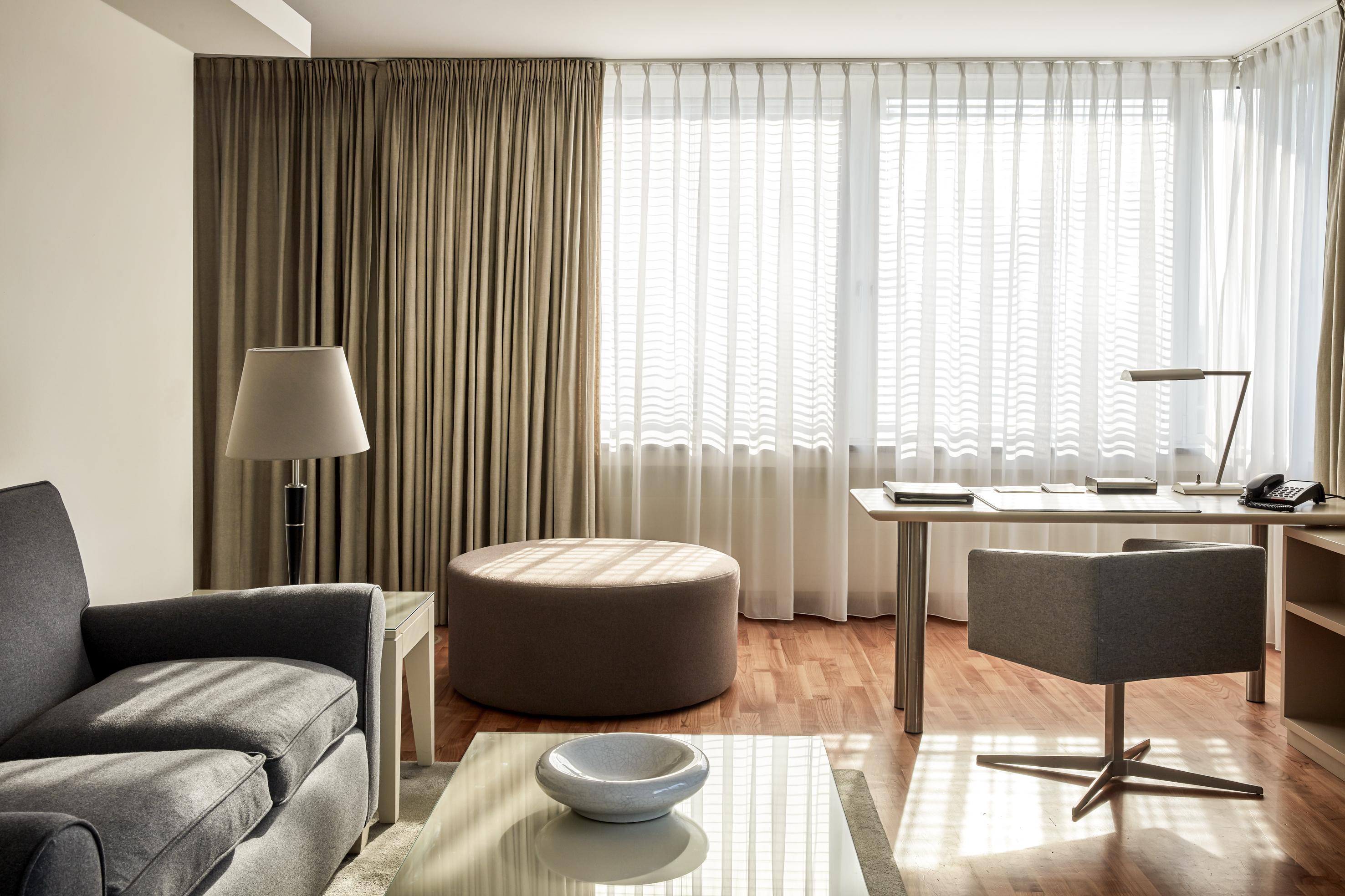The Mandala Berlin, A Member Of Design Hotels Exterior foto A living room with a curtain