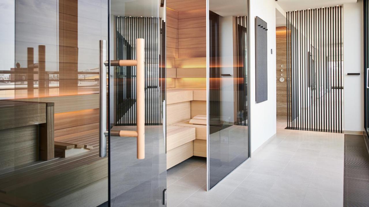 The Mandala Berlin, A Member Of Design Hotels Exterior foto A glass door